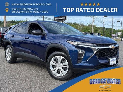 Used 2024 Chevrolet Trax LS w/ Driver Confidence Package FWD image 1