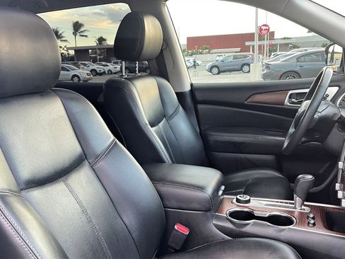 Used 2017 Nissan Pathfinder Platinum image 13