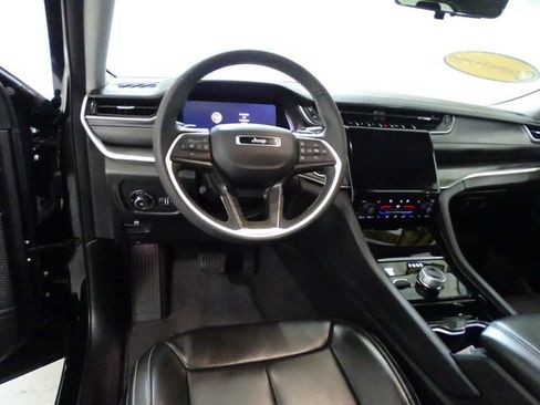Certified 2023 Jeep Grand Cherokee L Limited w/ Luxury Tech Group II AWD/4WD image 5