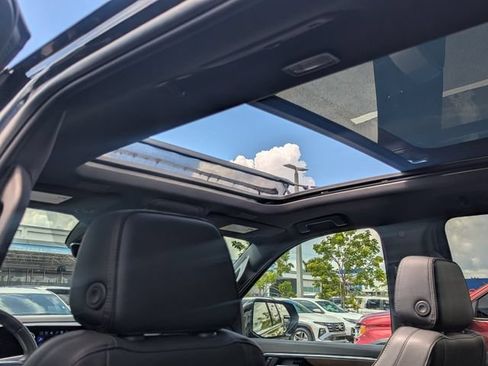 Used 2025 Chevrolet Suburban High Country AWD/4WD image 17