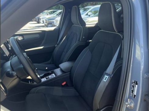 Used 2023 Volvo XC40 B5 Plus w/ Climate Package AWD/4WD image 4