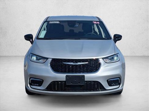 Used 2024 Chrysler Pacifica Select FWD image 2