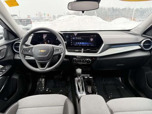 Used 2025 Chevrolet Trax LT image 14
