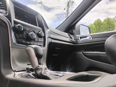 Used 2021 Jeep Grand Cherokee Laredo RWD image 55