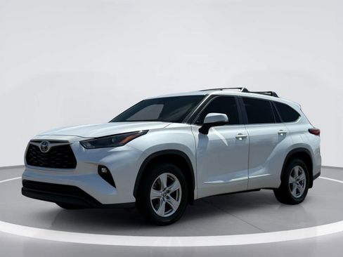 Used 2023 Toyota Highlander LE AWD/4WD image 2