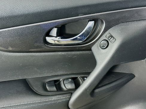 Used 2017 Nissan Rogue SV image 24