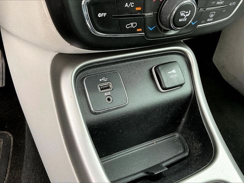 Used 2018 Jeep Compass Latitude w/ Popular Equipment Group FWD image 16