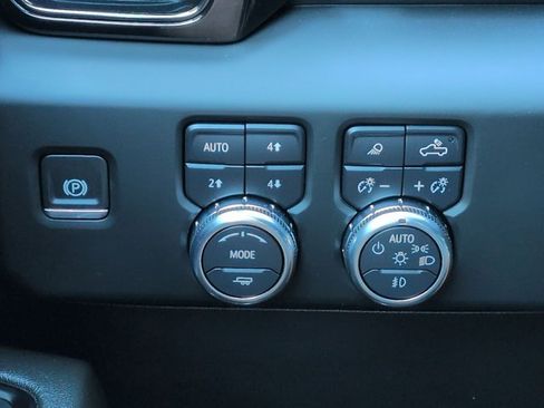Used 2024 GMC Sierra 1500 AT4 w/ Technology Package AWD/4WD image 17