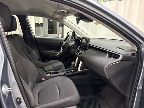 Used 2025 Toyota Corolla Cross LE FWD image 28