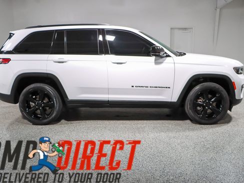 Used 2023 Jeep Grand Cherokee Limited w/ Black Appearance Package AWD/4WD image 6