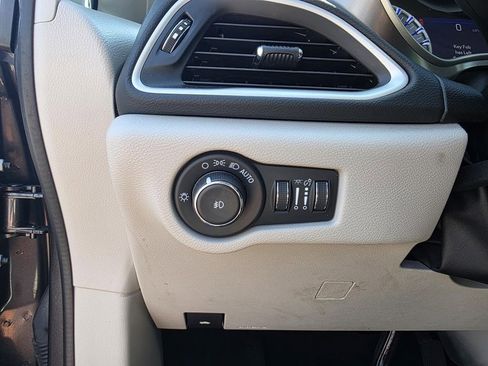 Used 2023 Chrysler Pacifica Touring-L FWD image 14