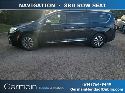 Used 2022 Chrysler Pacifica Limited w/ Uconnect Theater Family Group