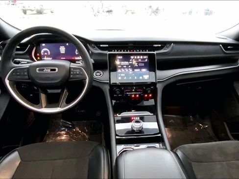 Used 2023 Jeep Grand Cherokee L Laredo image 16