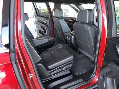 Used 2024 GMC Yukon XL SLT w/ SLT Luxury Package image 19