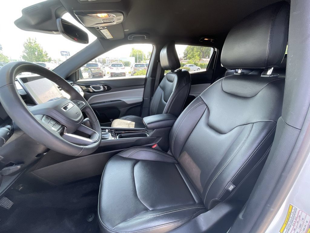 Used 2025 Jeep Compass Limited AWD/4WD image 21