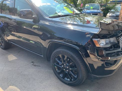Used 2018 Jeep Grand Cherokee Altitude AWD/4WD image 2