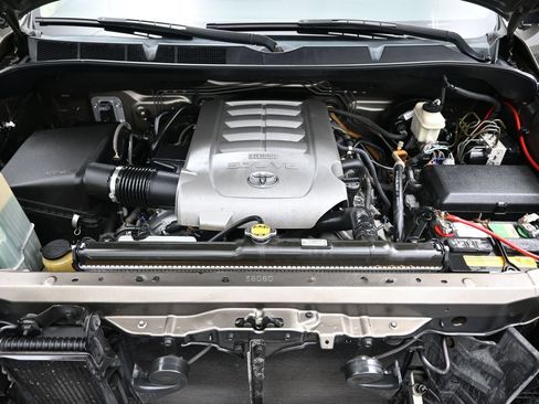 Used 2010 Toyota Tundra 2WD CrewMax w/ SR5 Pkg image 8