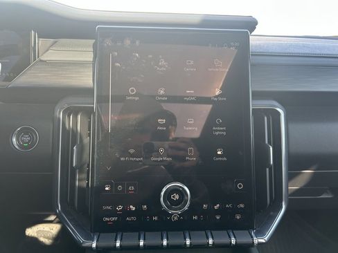 Used 2025 GMC Acadia AT4 w/ Luxury Package image 19