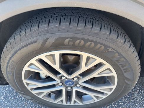 Used 2020 Ford Escape SEL image 9