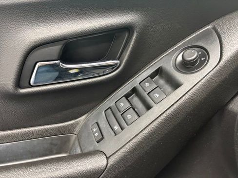 Used 2019 Chevrolet Trax LS w/ Tint and Cruise Package FWD image 6