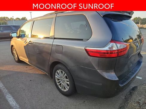 Used 2017 Toyota Sienna XLE Premium FWD image 4