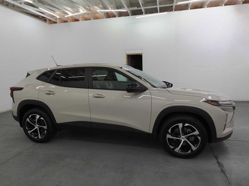 Used 2026 Chevrolet Trax RS FWD image 4