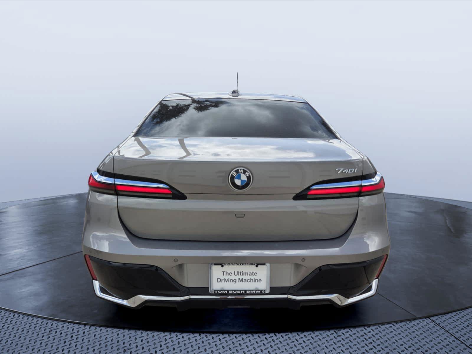 Used 2023 BMW 740i w/ Parking Assistance Package RWD image 4