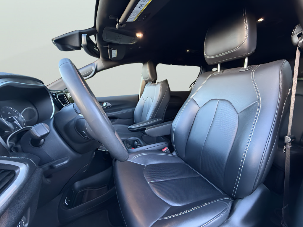 Used 2025 Chrysler Pacifica Select FWD image 10