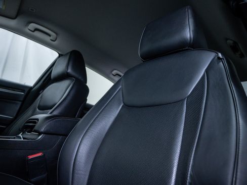 Used 2018 Chrysler 300 Limited image 16