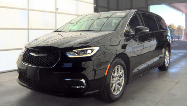 Used 2024 Chrysler Pacifica Touring-L FWD image 1