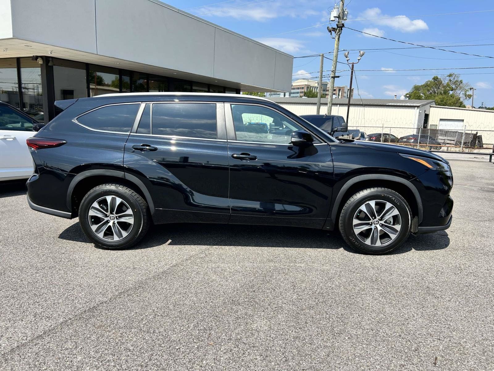 Used 2024 Toyota Highlander XLE FWD image 2