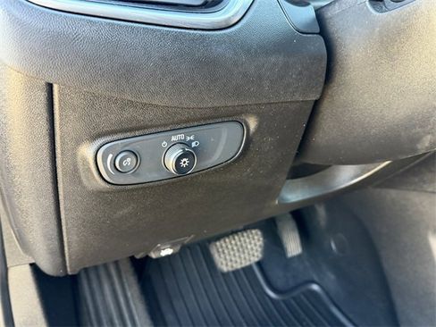 Used 2019 Chevrolet Equinox LT w/ Driver Convenience Package image 13