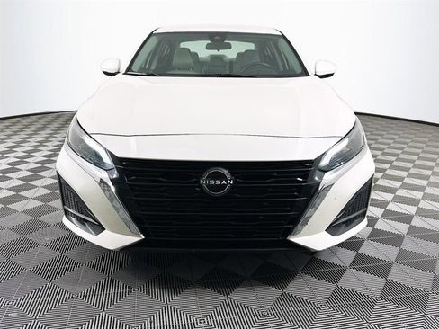 Used 2023 Nissan Altima 2.5 SV image 2