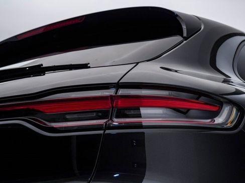 Certified 2025 Porsche Macan image 12