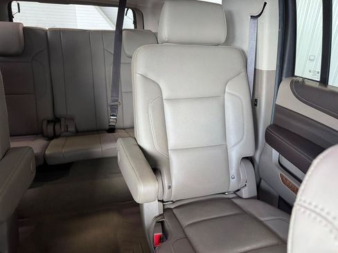 Used 2018 Chevrolet Suburban Premier AWD/4WD image 12