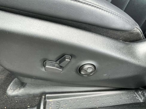 Used 2025 Chrysler Pacifica Select image 13