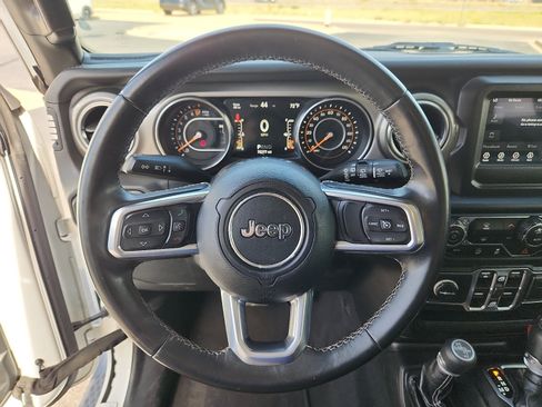 Used 2019 Jeep Wrangler Unlimited Sahara AWD/4WD image 16