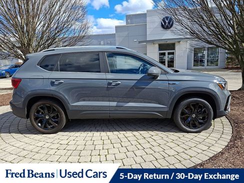 Certified 2023 Volkswagen Taos SE w/ Black Wheel Package image 7