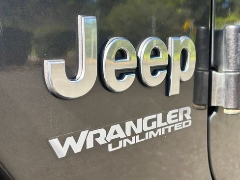 Used 2019 Jeep Wrangler Unlimited Sahara AWD/4WD image 9