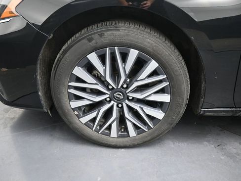 Used 2025 Nissan Altima 2.5 SV FWD image 12