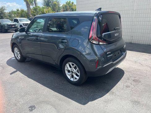 Used 2025 Kia Soul LX w/ LX Technology Package FWD image 3