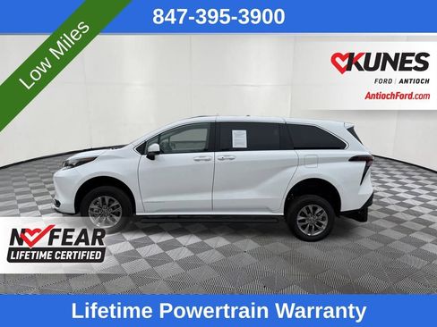 Used 2025 Toyota Sienna LE image 26