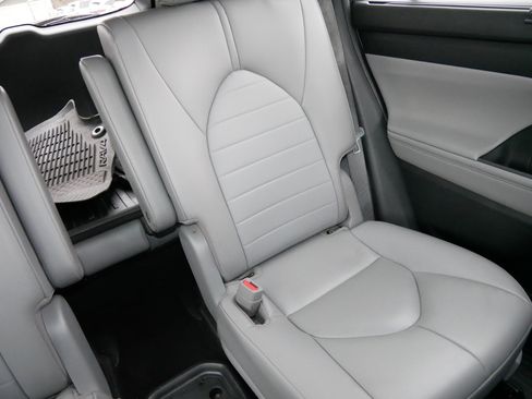 Certified 2023 Toyota Highlander XLE image 14