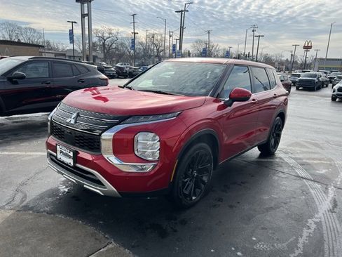 Used 2023 Mitsubishi Outlander SE image 1