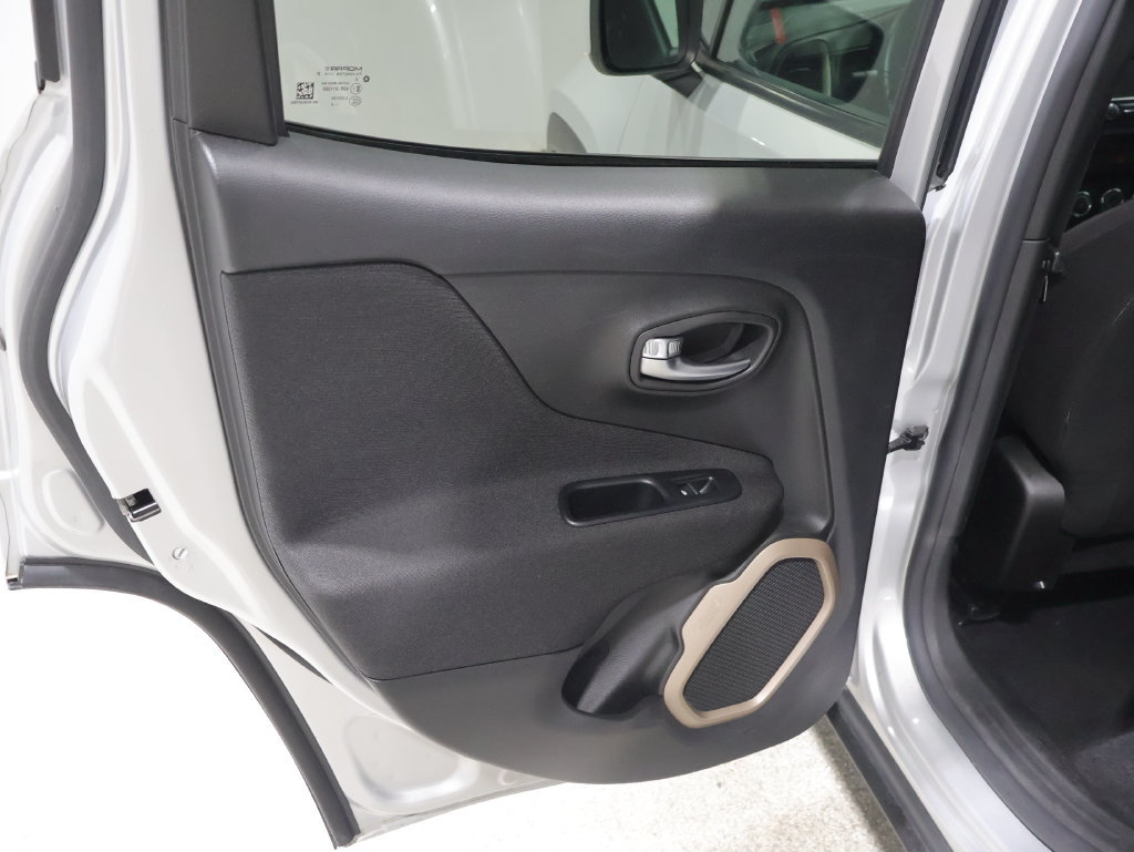 Used 2016 Jeep Renegade Latitude AWD/4WD image 19