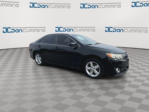 Used 2014 Toyota Camry SE image 2