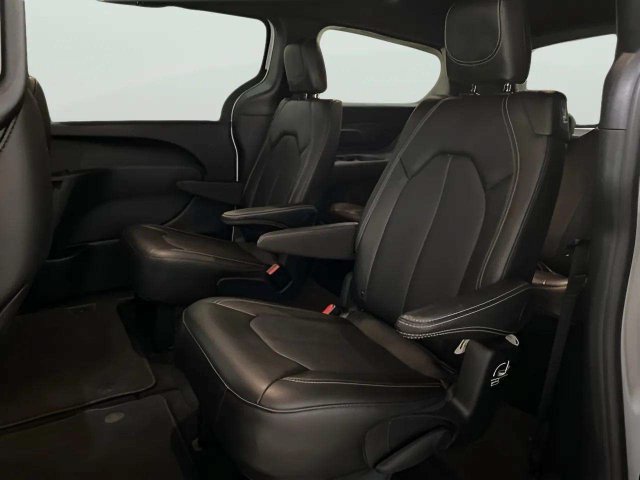Used 2025 Chrysler Pacifica Select FWD image 65