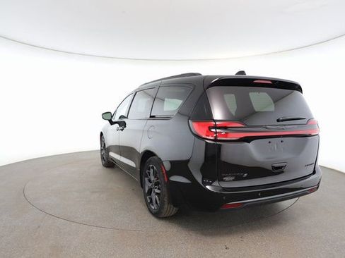 Used 2025 Chrysler Pacifica Limited image 12