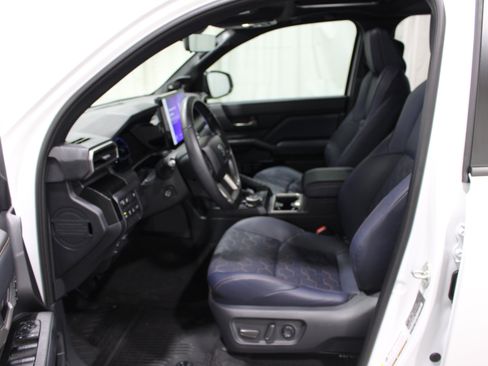 Used 2025 Toyota 4Runner Platinum AWD/4WD image 3