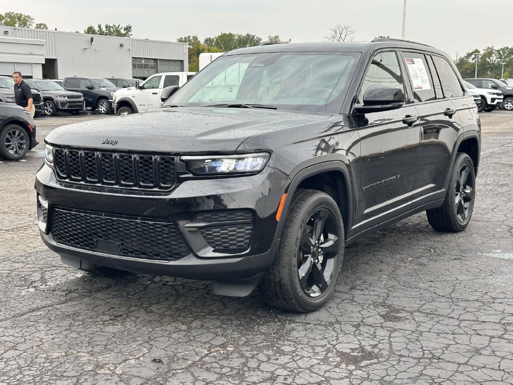 Used 2024 Jeep Grand Cherokee Altitude AWD/4WD image 7